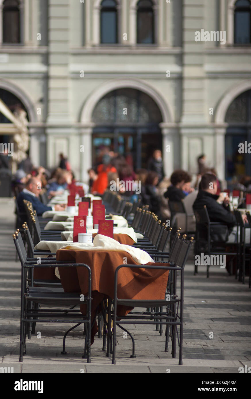 Vista di outdoor bar caffè a Trieste, Italia Foto Stock