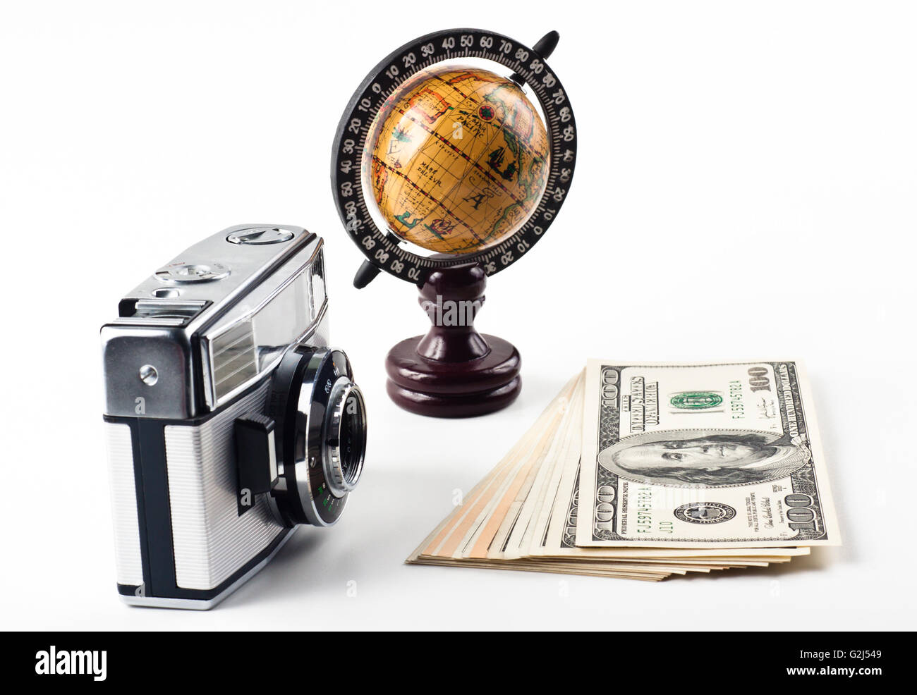 Vecchia fotocamera argento un po' di soldi e un globus Foto Stock