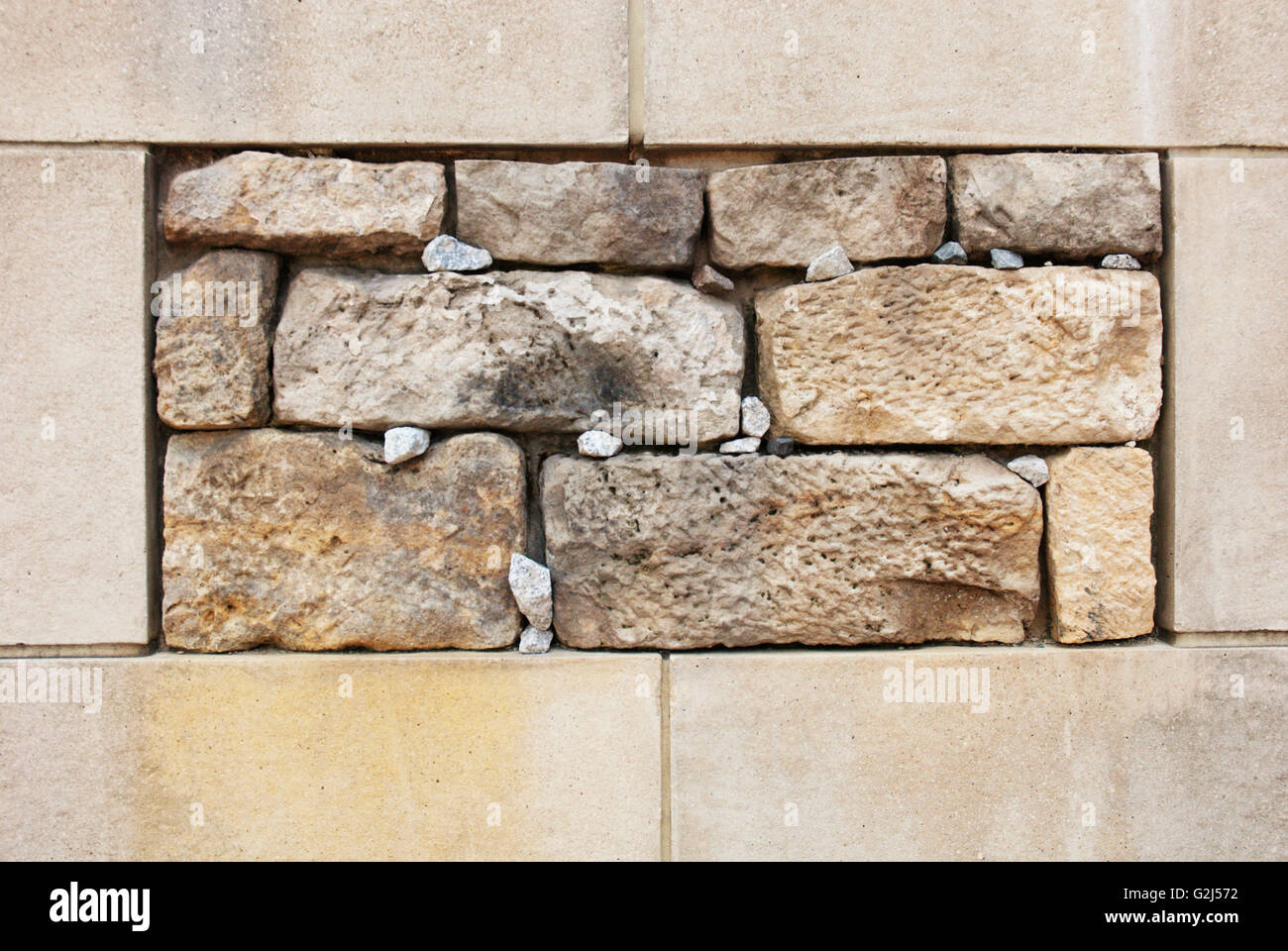 Piccoli sassi, posto in Sinagoga parete per informarla quelli uccisi in WWII, Dresda, Germania Foto Stock