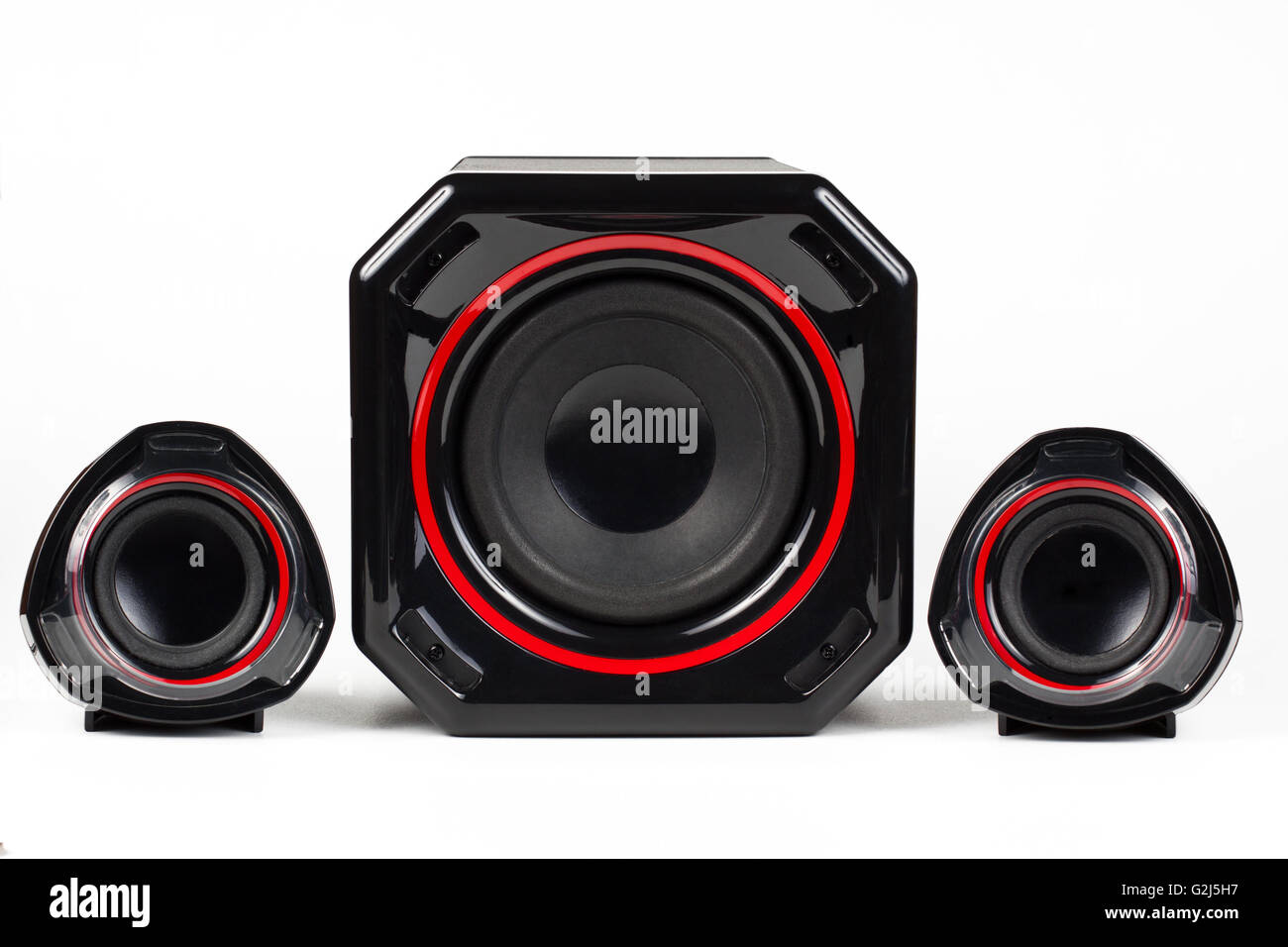 Sistema audio 3D costruire da casse a 3 vie e un woofer tutto nero con il cerchio rosso isolato su sfondo bianco Foto Stock