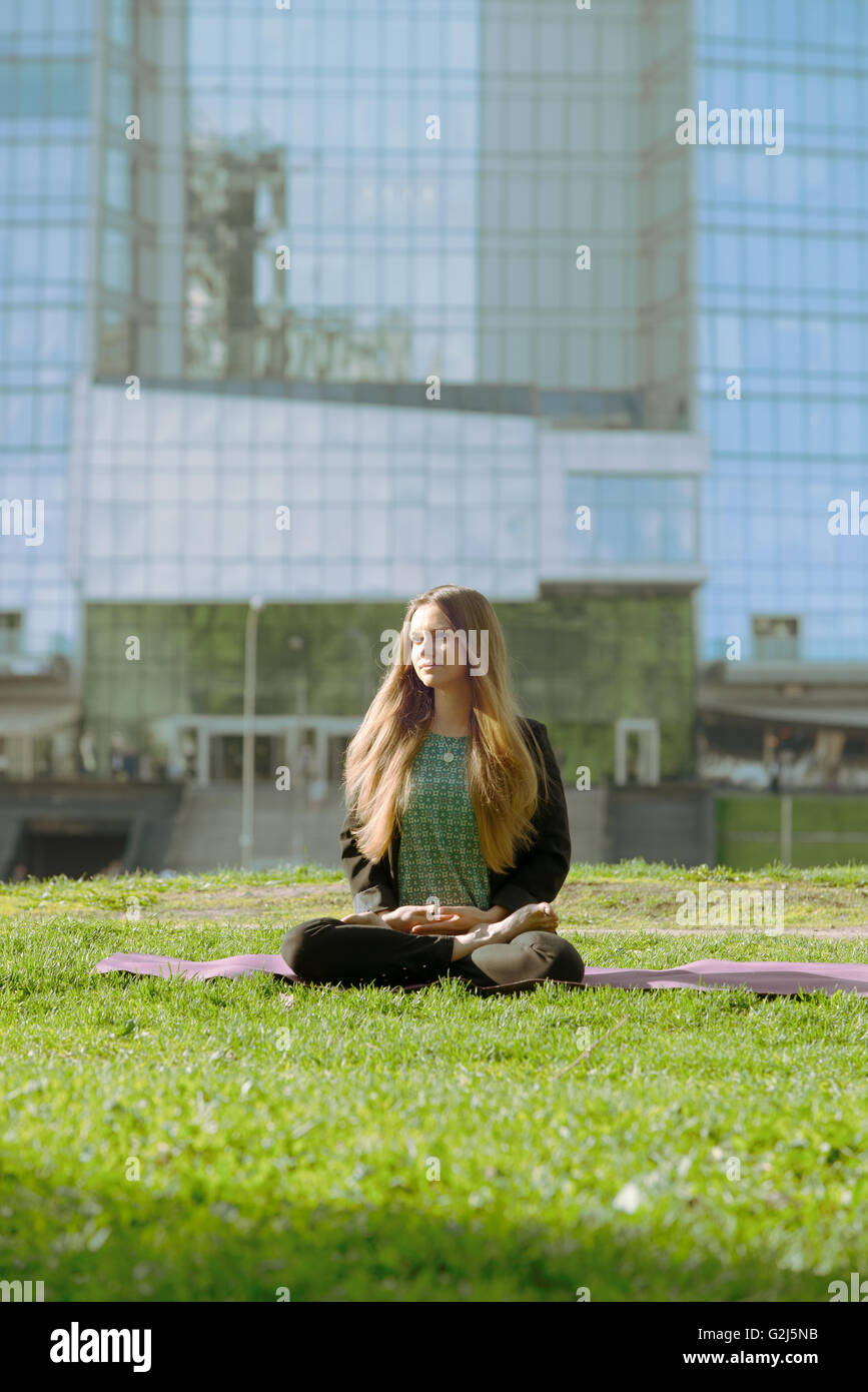 Donna Ritratto di signora di business facendo formazione yoga Foto Stock