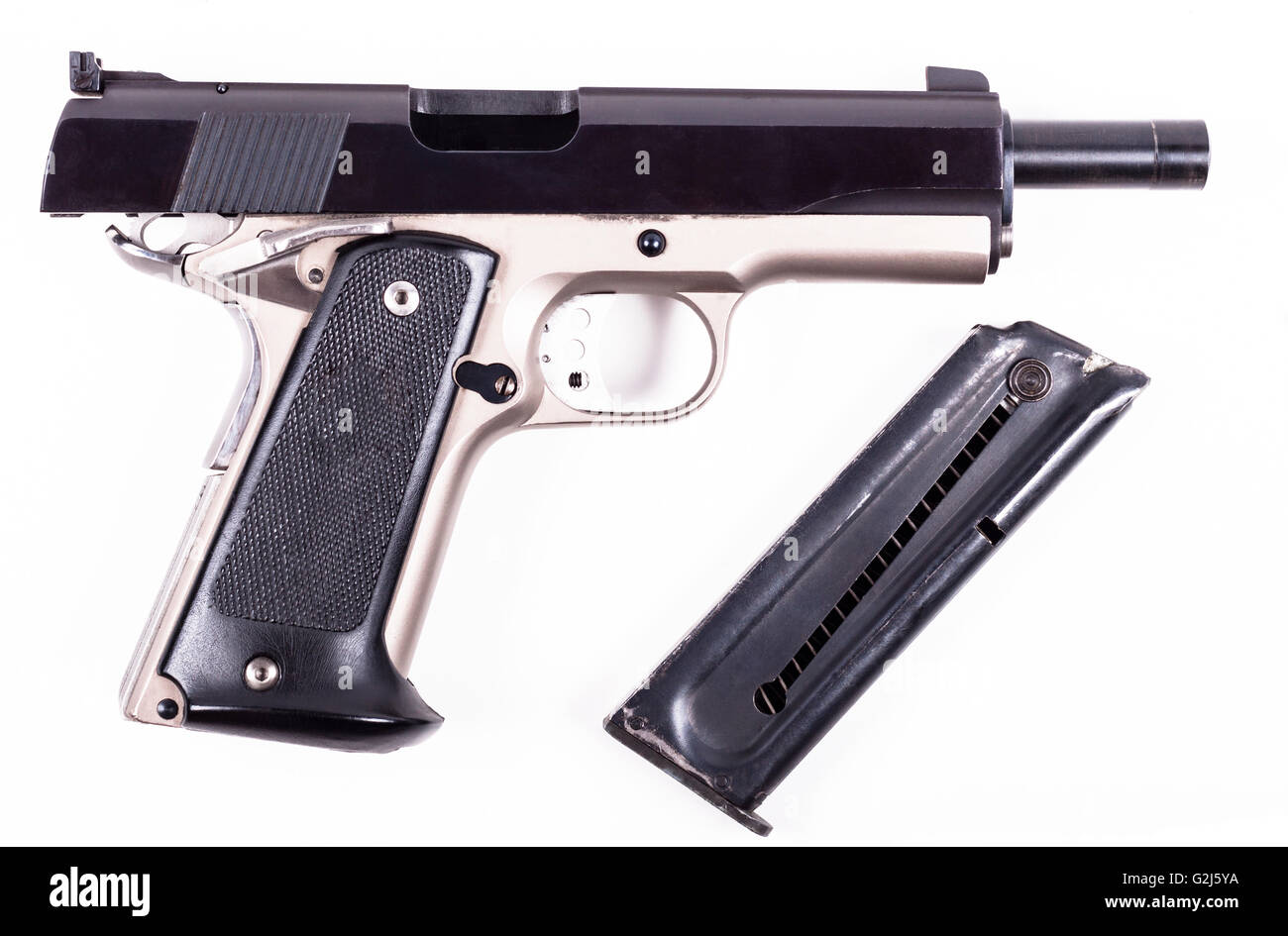 Colore argento pistola ricaricare isolati su sfondo bianco Foto Stock