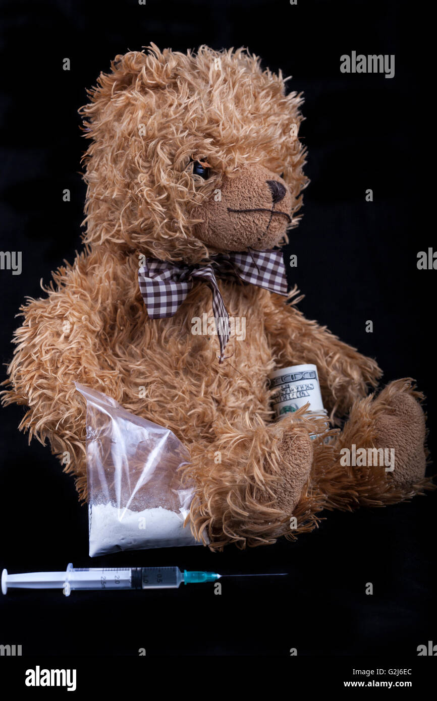 TeadyBear il famigerato spacciatore syrunge in primo piano e sfondo nero Foto Stock