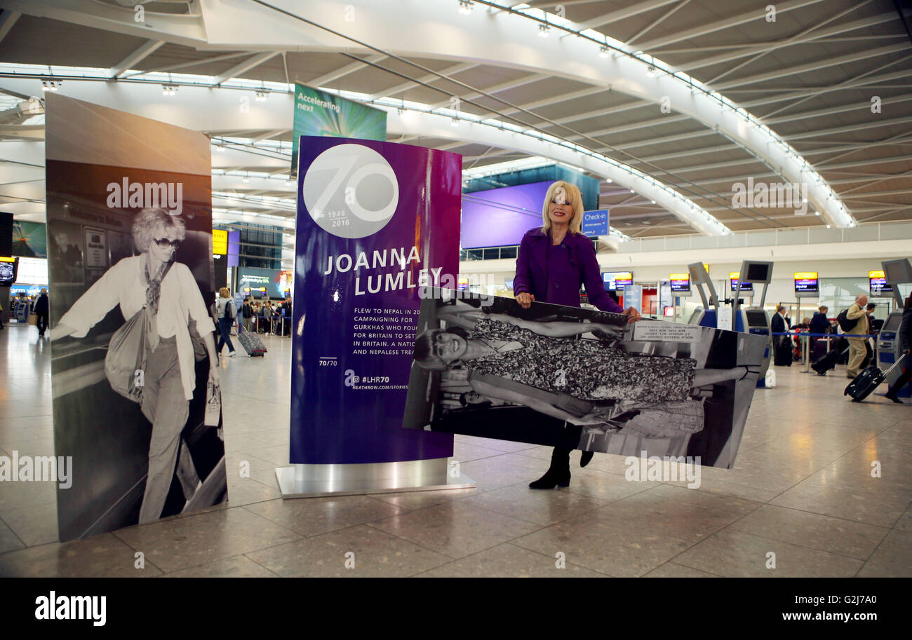Joanna Lumley detiene una vecchia fotografia di se stessa e si distingue per uno di una serie di placche che rappresentano ciascuno un "momento iconico della cultura britannica' dal passato sette decenni, dell'atrio al Terminal 5 di Heathrow Airport, per contrassegnare l'aeroporto il settantesimo anniversario. Foto Stock