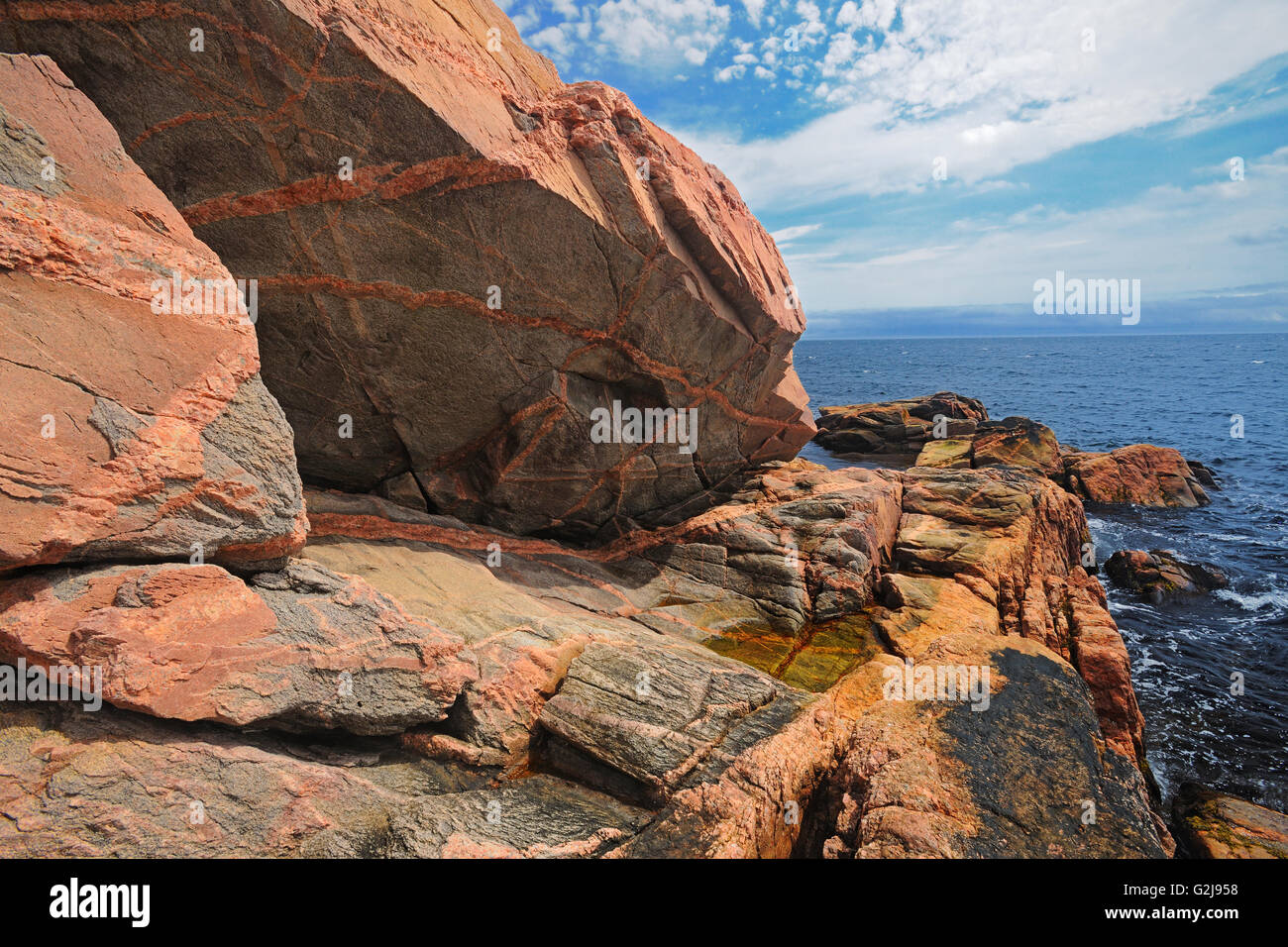 Costa rocciosa lungo la Cabot stretto sul Cabot Trail a Grotta Verde Cape Breton Highlands National Park Nova Scotia Canada Foto Stock