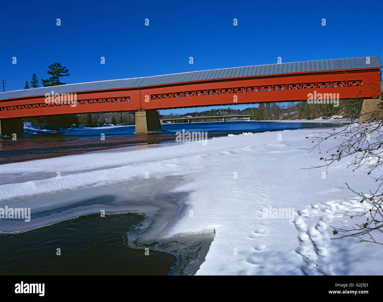Rosso ponte coperto sulla Gatineau River, Wakefield, Quebec, Canada Foto Stock