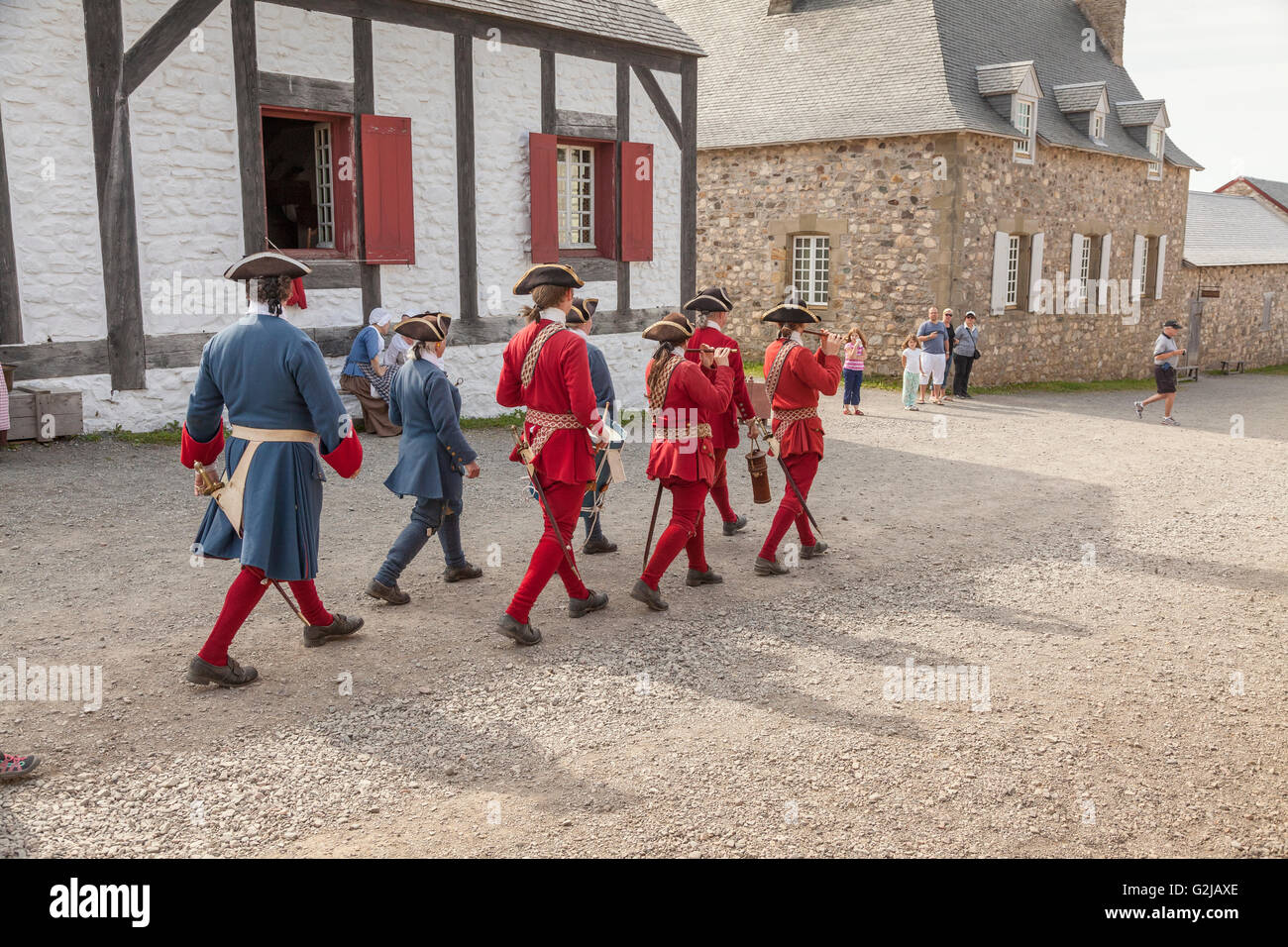 Processione musicale segnalazione di sparo del cannone fortezza di Louisbourg Sito Storico Nazionale del Canada in Louisbourg Nova Scotia Foto Stock