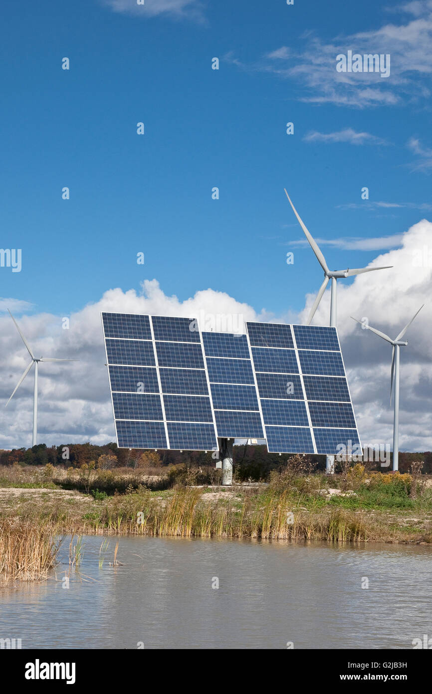Pannelli solari sul sistema di tracking e mulini a vento in terreni agricoli del southwestern Ontario (vicino al lago Erie), Ontario, Canada. Foto Stock
