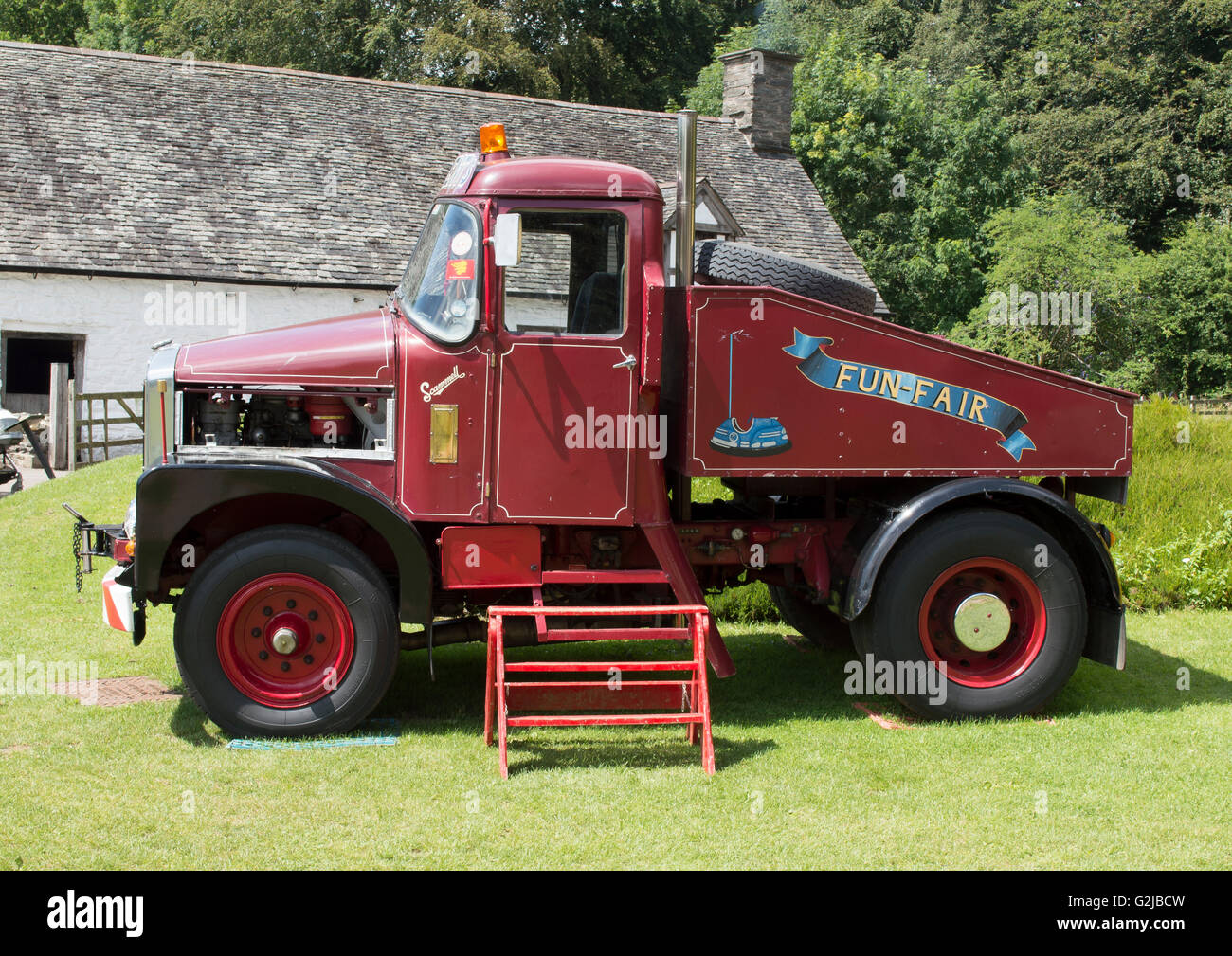 Vista laterale del vecchio rosso Scammell fiera del divertimento carrello nella luce del sole a St Fagans Galles del Sud Foto Stock