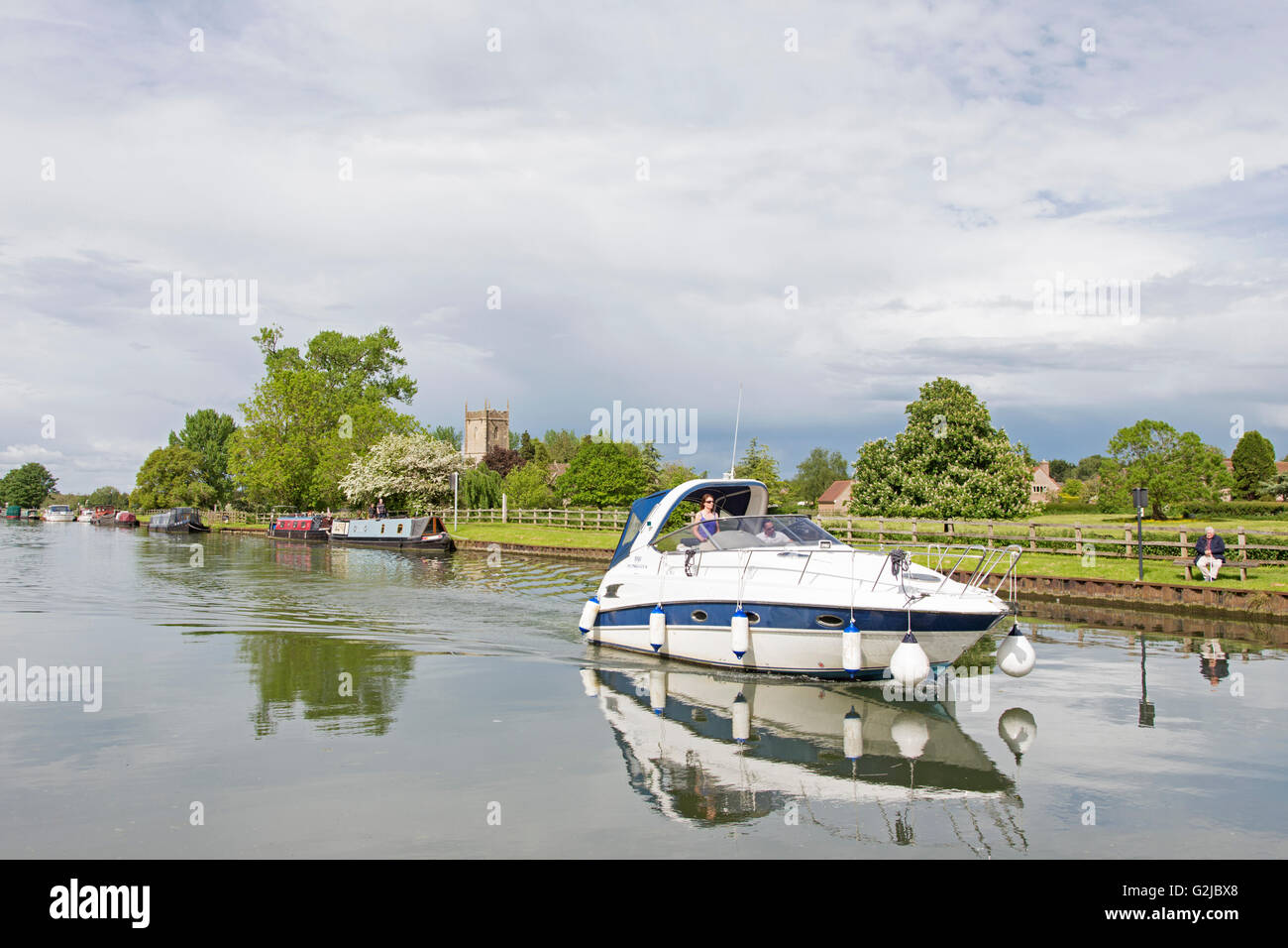 Il canottaggio sulla Gloucester e Nitidezza Canal e Santa Maria Vergine Chiesa Frampton on severn, Gloucestershire, England, Regno Unito Foto Stock