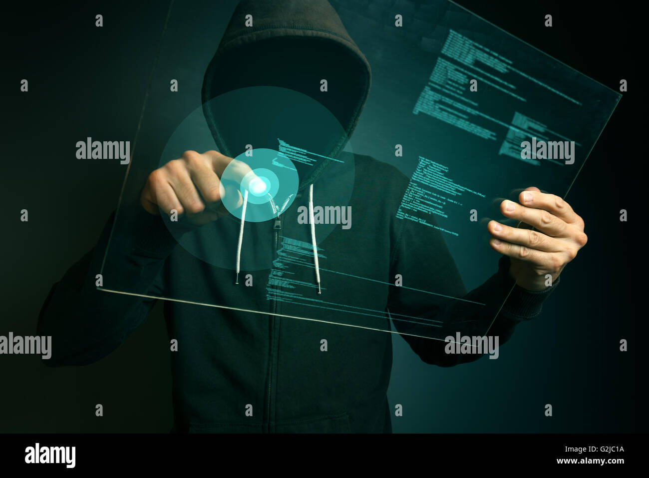 Incappucciati hacker hacking biometric security internet, sistema di identificazione di impronte digitali app sul futuristico computer tablet Foto Stock