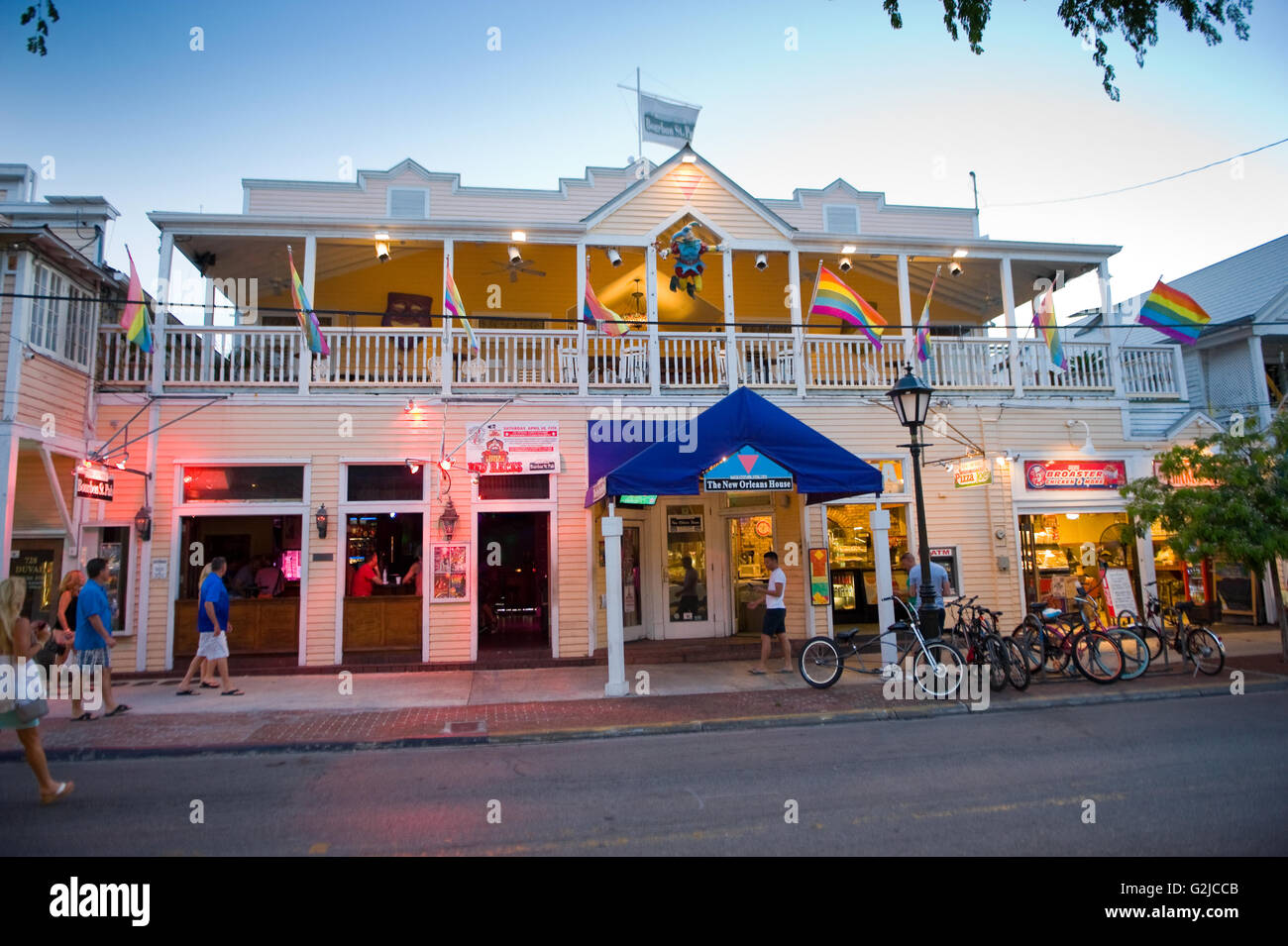 KEY WEST, FLORIDA, Stati Uniti d'America - 01 MAY 2016: Negozi nel crepuscolo in Duval Street nel centro di Key West Foto Stock