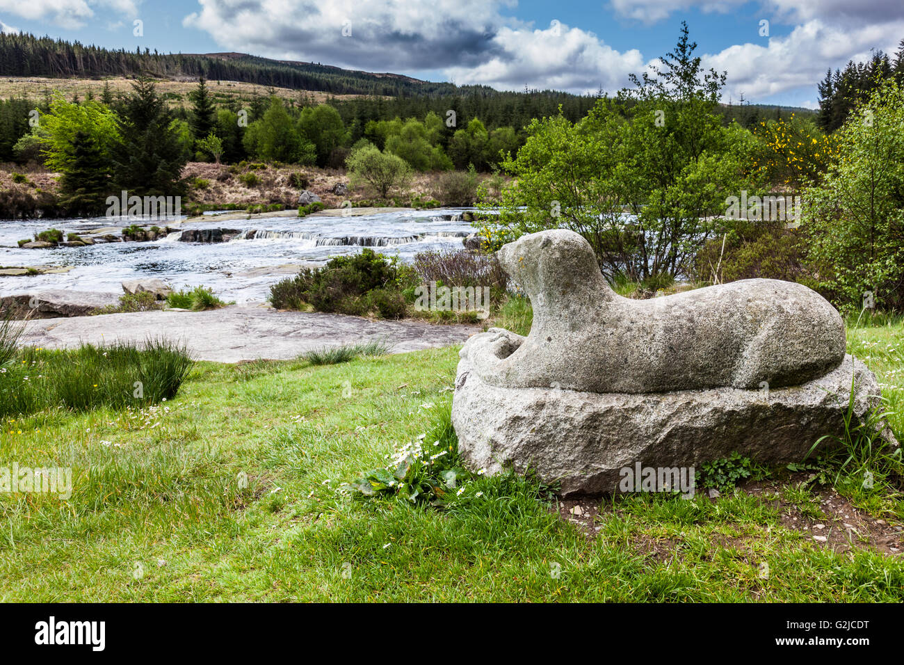 Otter statua presso la lontra piscina sulla strada dei raider Forest Drive attraverso Galloway Forest Park, Dumfries & Galloway, Scozia Foto Stock