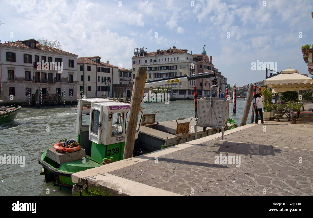 La raccolta dei rifiuti Venezia Foto Stock