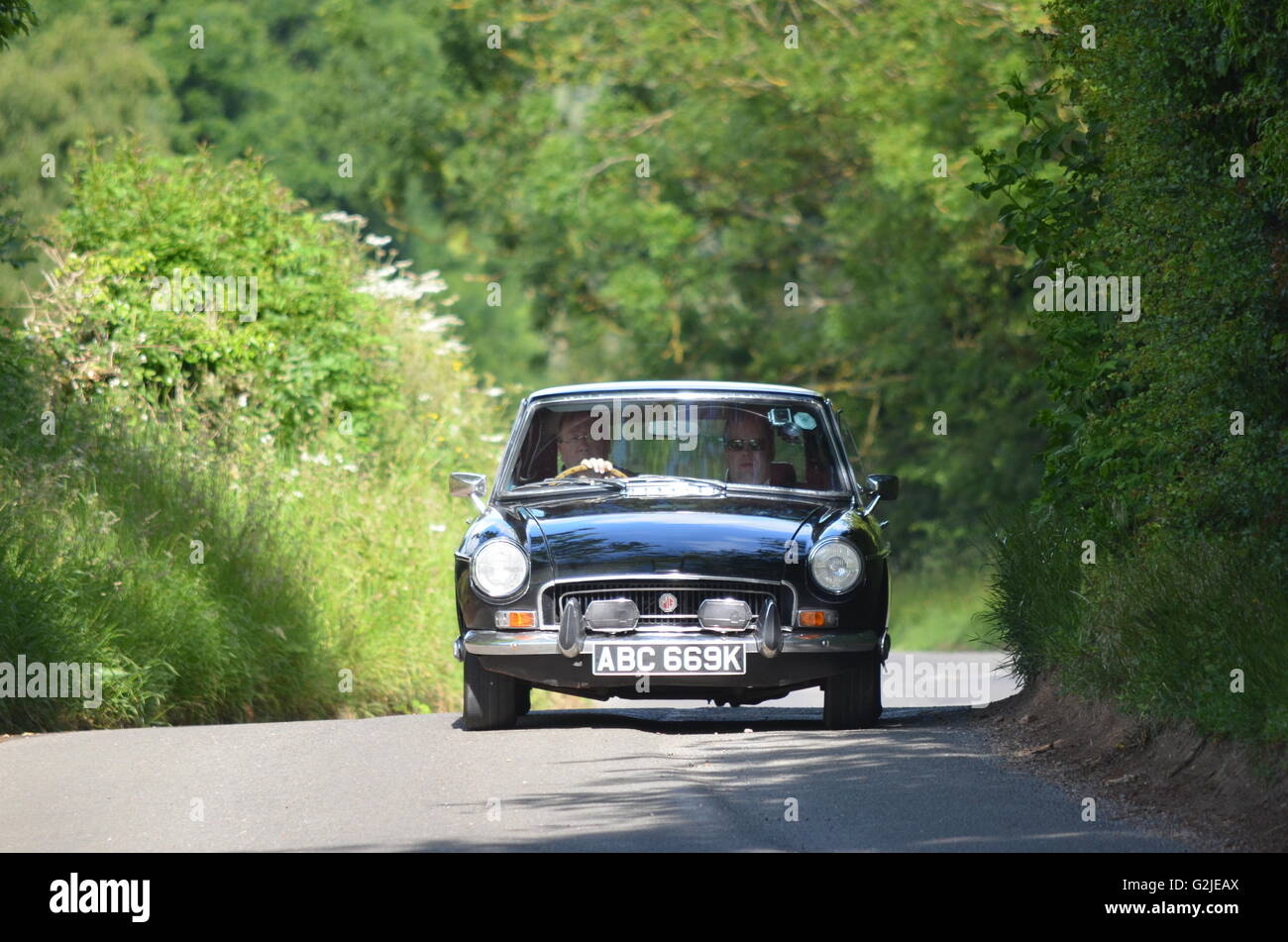 Classic MGB GT su Country Road Foto Stock