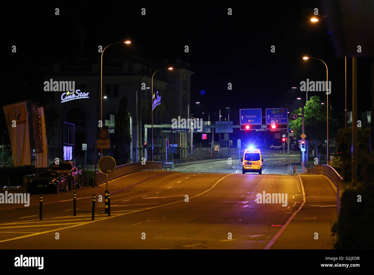 Ambulanza di emergenza medica sullo sfondo di servizio Foto Stock