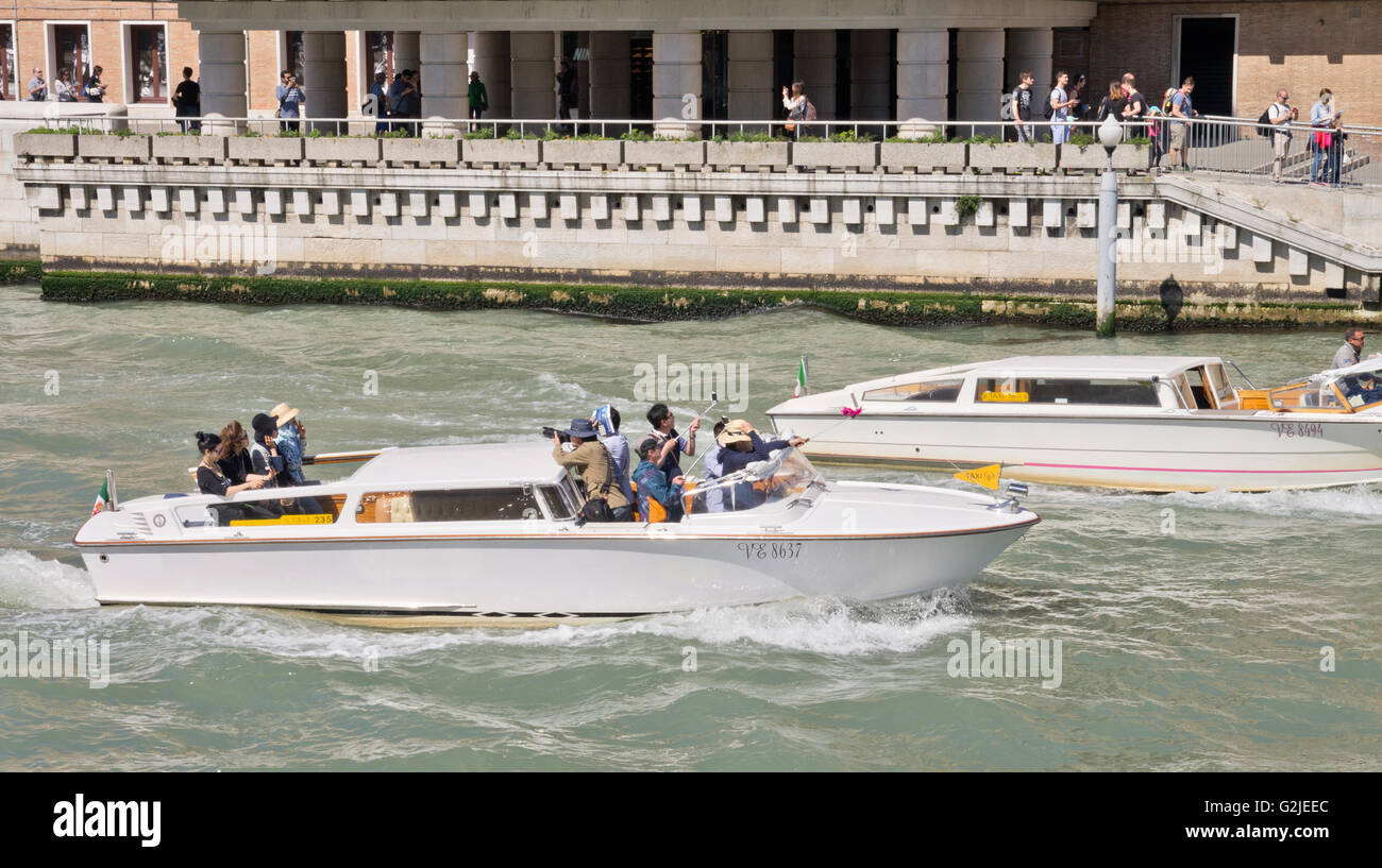 Selfie bastoni su un taxi acqueo a Venezia Foto Stock