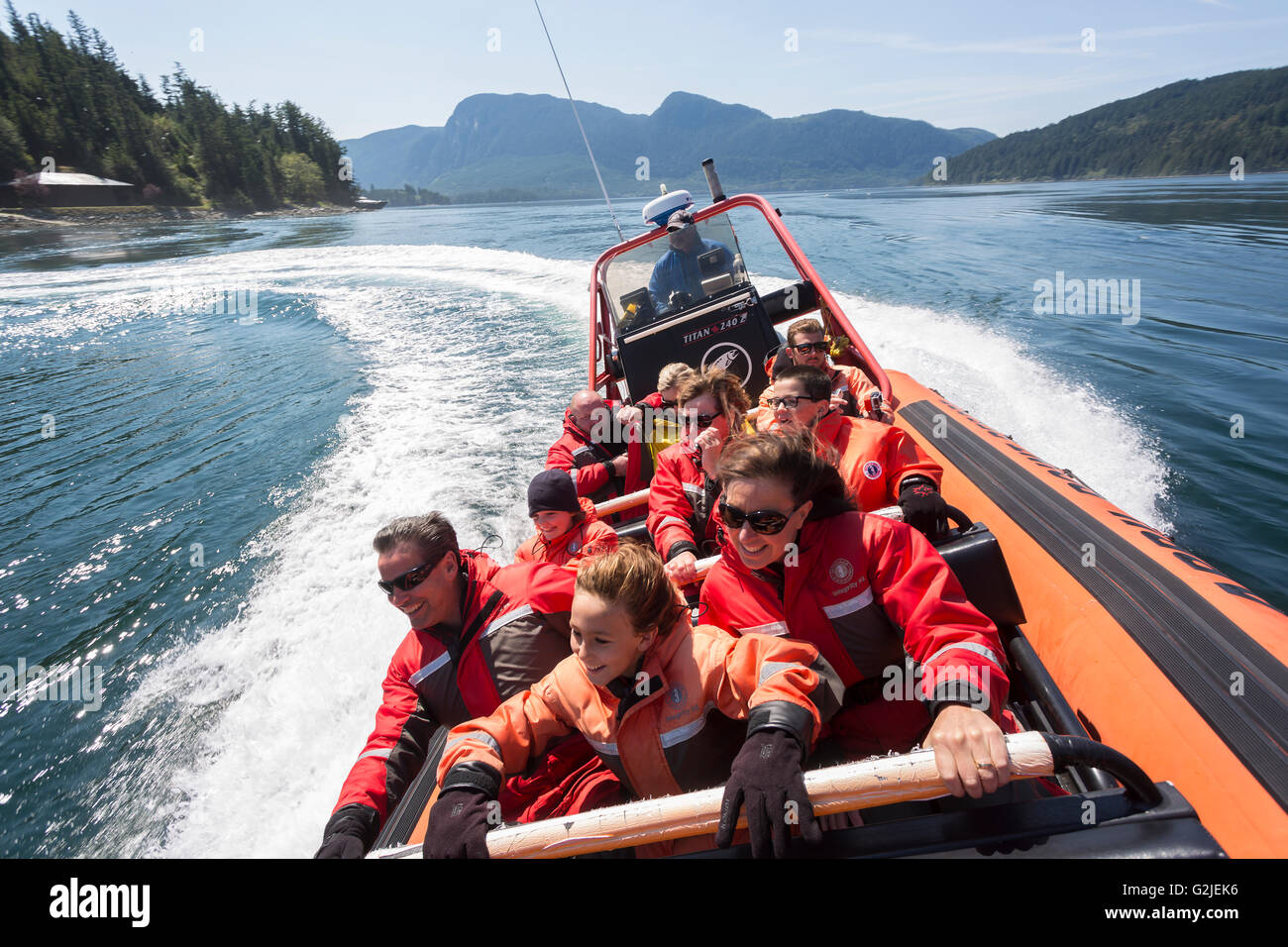 I passeggeri a bordo di una esperienza Zodiak brivido corre attraverso Arran Rapids durante una veloce che scorre acqua di inondazione Arran Rapids Foto Stock