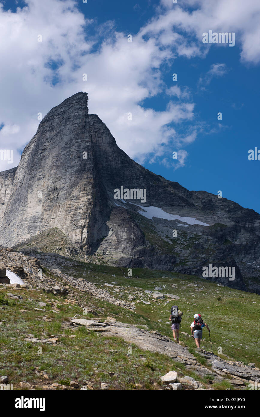 Gli escursionisti si avvicinano Mount Gimli, Selkirk Mountains. Valhalla Parco Provinciale, British Columbia, Canada Foto Stock
