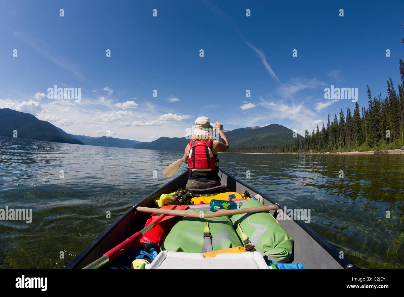 Canoa e campeggio sul braccio del nord del Lago Murtle. Grey Parco Provinciale. Blue River, British Columbia. Canada Foto Stock