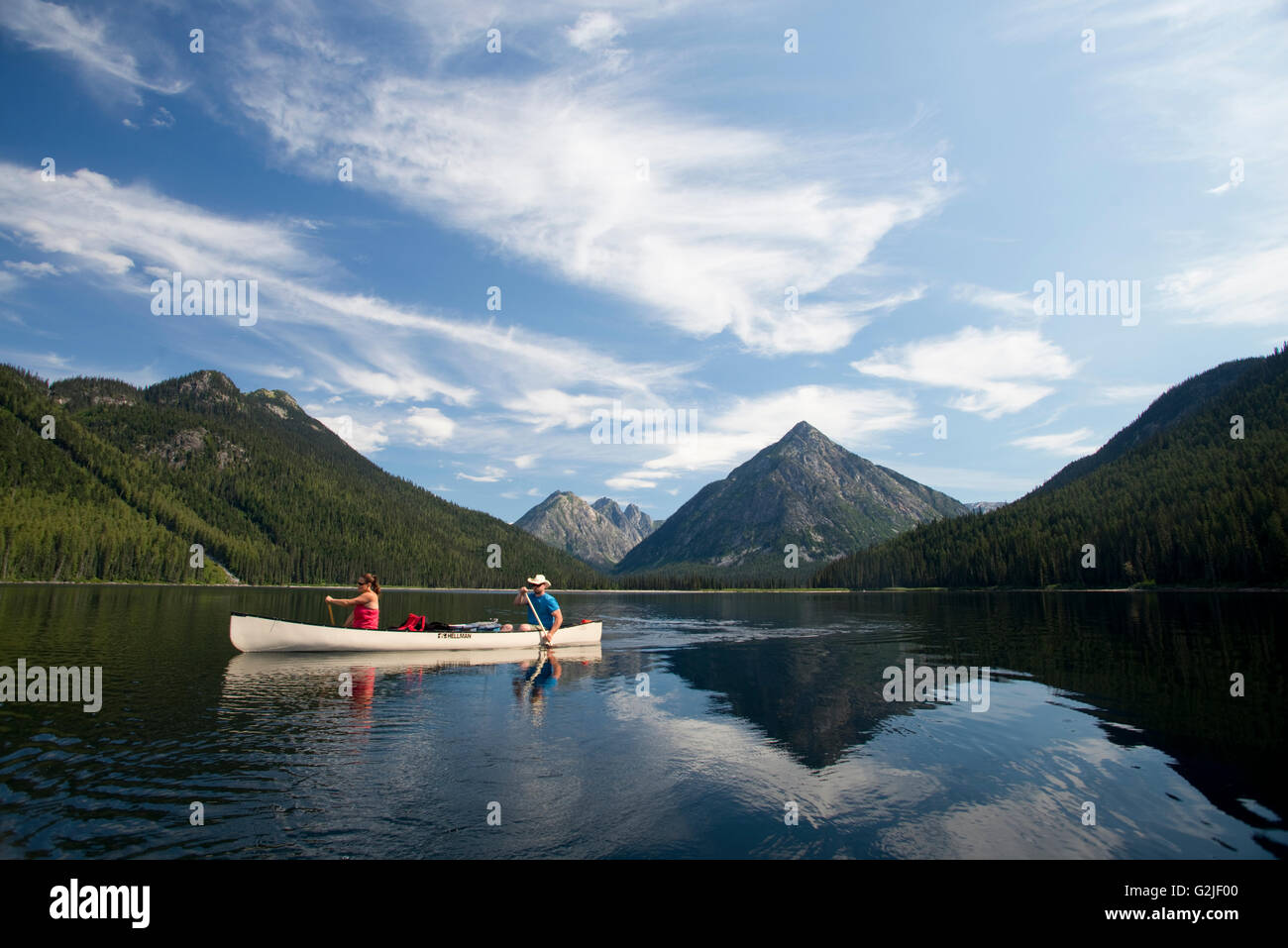Canoa e campeggio sul braccio del nord del Lago Murtle, Grey Parco Provinciale, Blue River, British Columbia, Canada Foto Stock