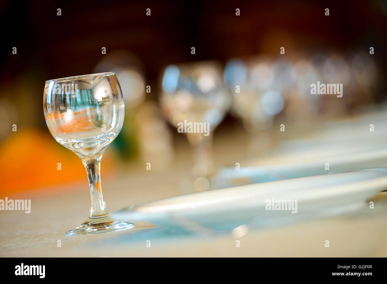 Fila di bicchieri con riflettente la luce naturale Foto Stock