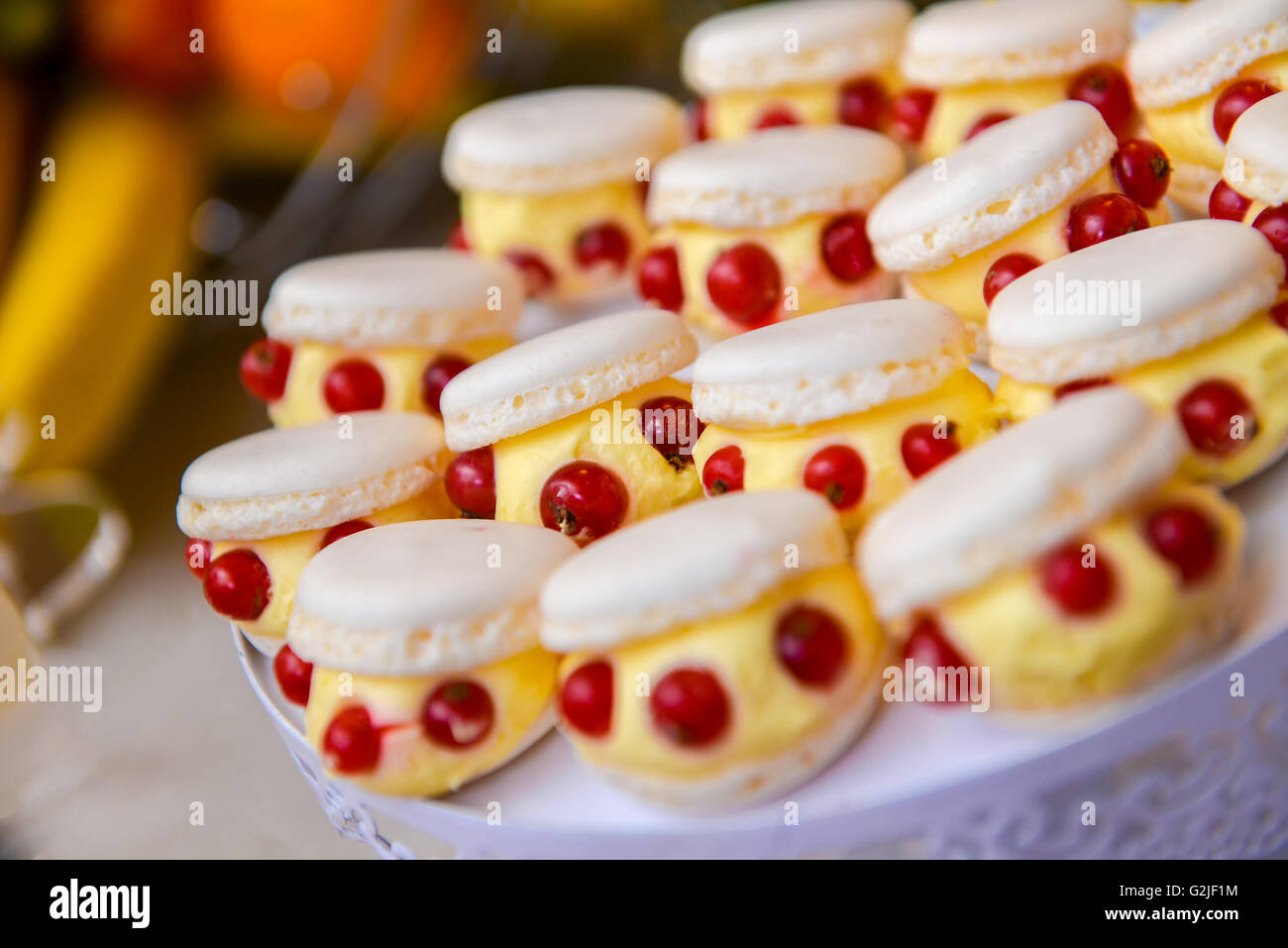 Torte con panna alla vaniglia e di uve secche di Corinto con luce laterale Foto Stock