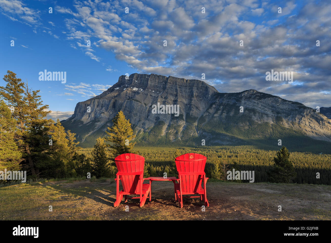 Poltrone Adirondack affacciato sul Mount Rundle Tunnel dal punto di vista montagna Parco Nazionale di Banff Alberta Canada (Parte dei Parchi del Canada Foto Stock