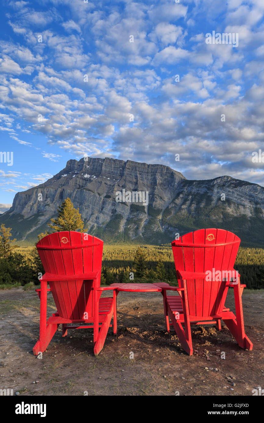 Poltrone Adirondack affacciato sul Mount Rundle Tunnel dal punto di vista montagna Parco Nazionale di Banff Alberta Canada (Parte dei Parchi del Canada Foto Stock