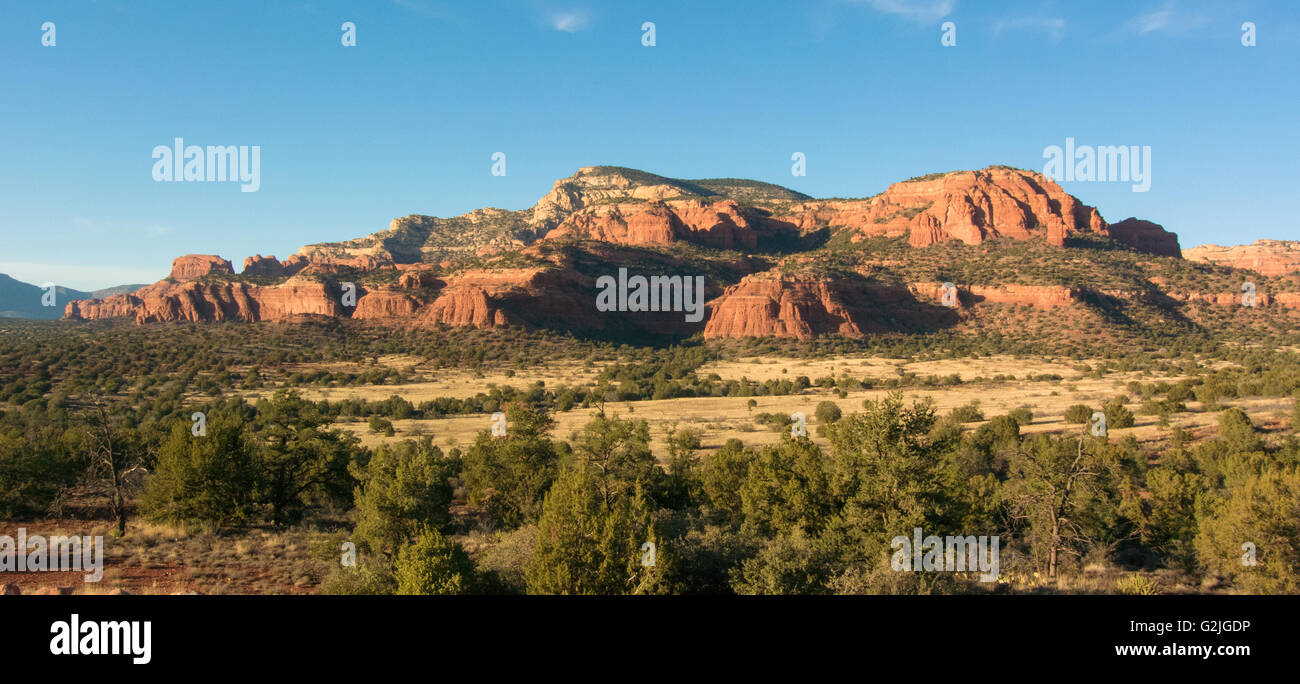 Scenic red rock formazioni in Coconino National Forest Sedona in Arizona dal punto di vista geologico - Ematite/ossido di ferro roccia sedimentaria stabilite Foto Stock
