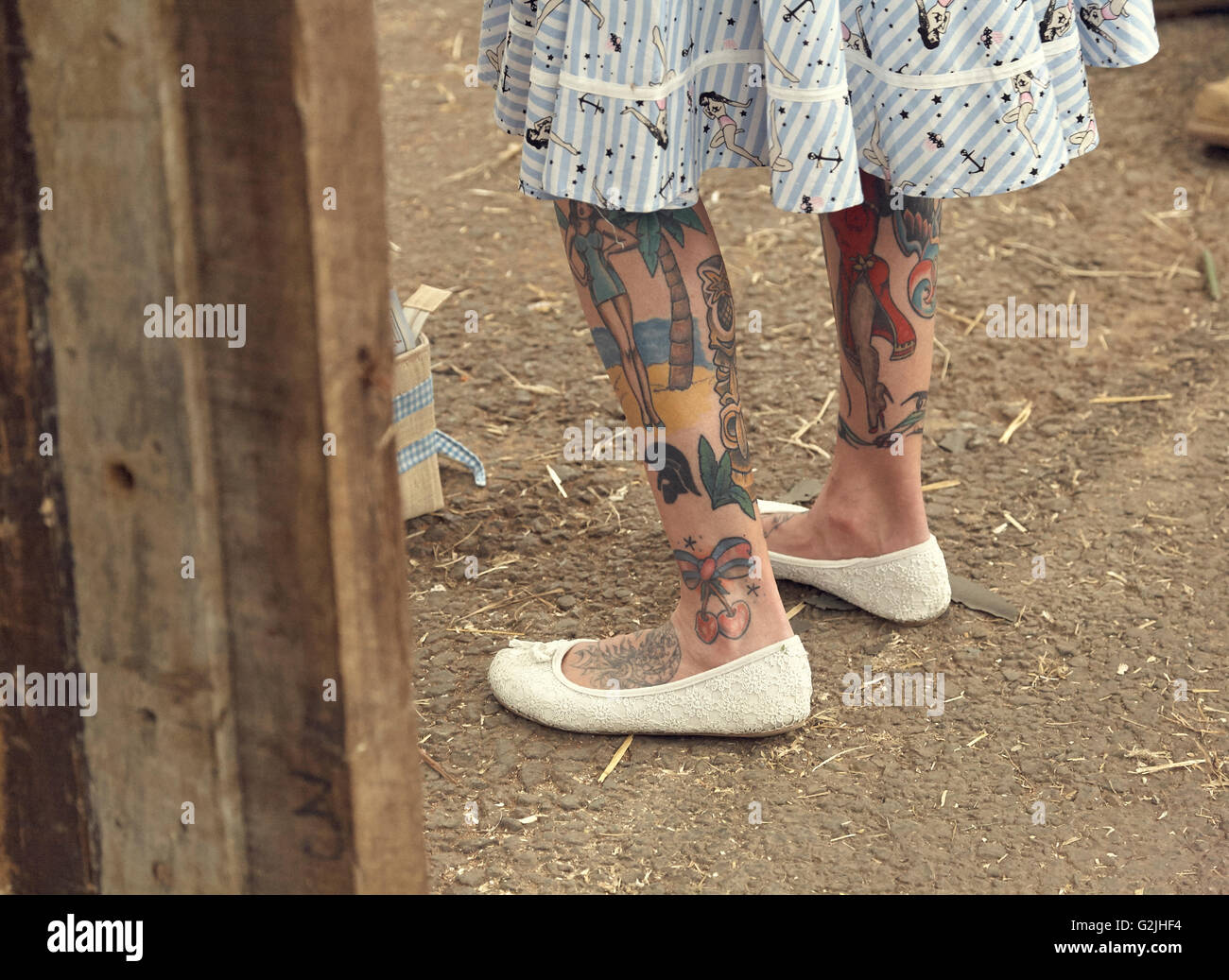 Tatuato le gambe di un pinup style donna Foto Stock