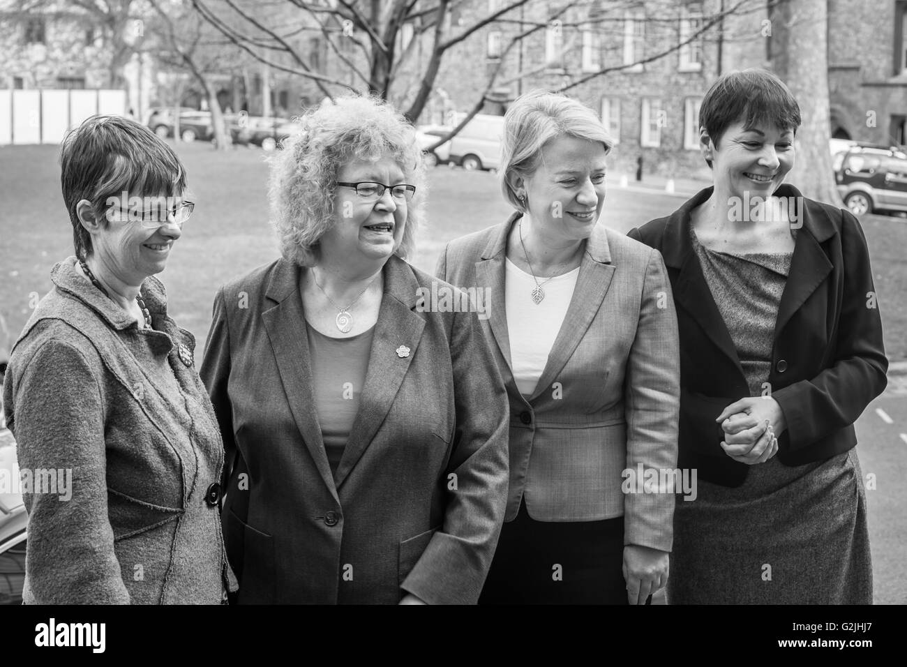 Caroline Lucas MP, Natalie Bennett, Jean Lambert europarlamentare e Molly Scott Cato MEP sorriso per le foto Foto Stock