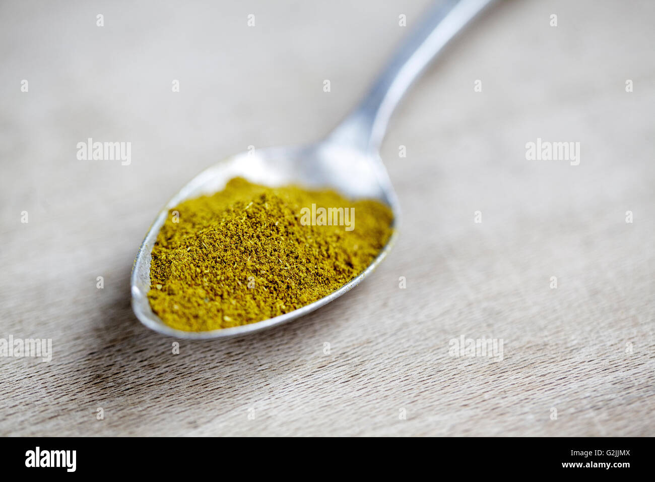 Cucchiaio con giallo indian curry in polvere Foto Stock