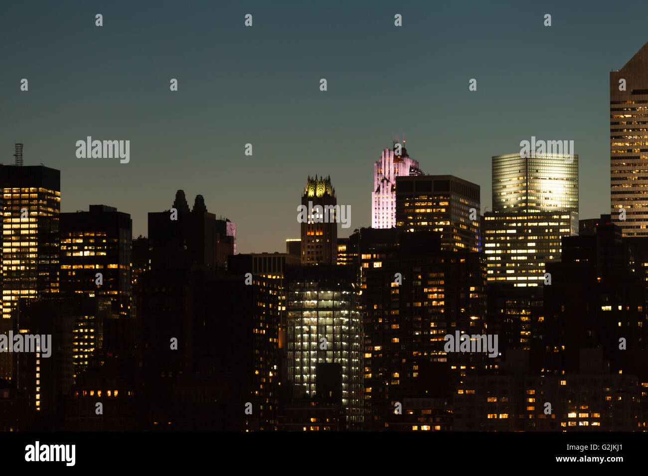 Skyline di Manhattan dettaglio con grattacieli durante il crepuscolo in New York City, Stati Uniti d'America. Foto Stock