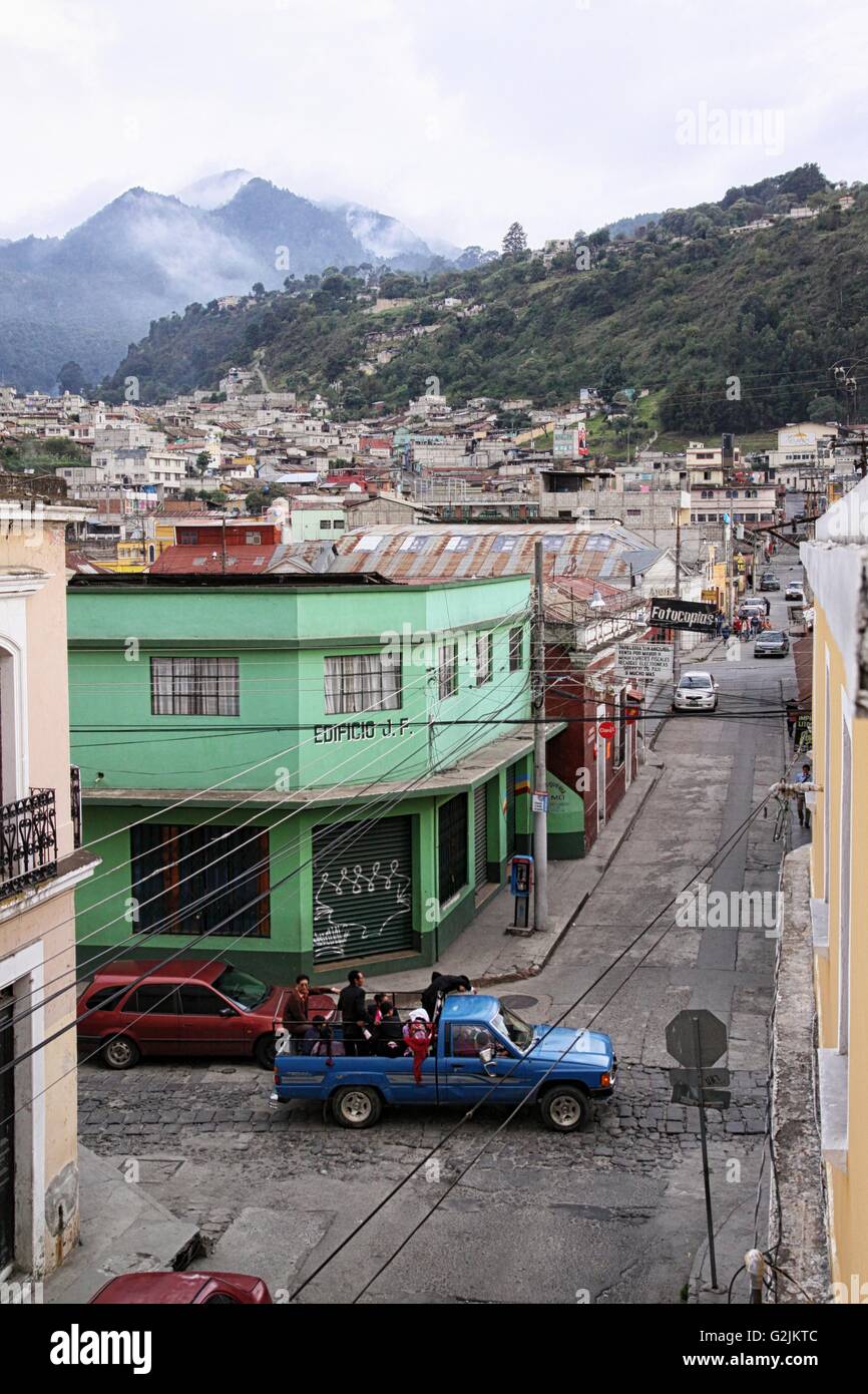 Un blu Toyota pickup truck porta i passeggeri nel suo letto nella città di Quetzaltenango Xela Guatemala in foggy mountainscape Foto Stock