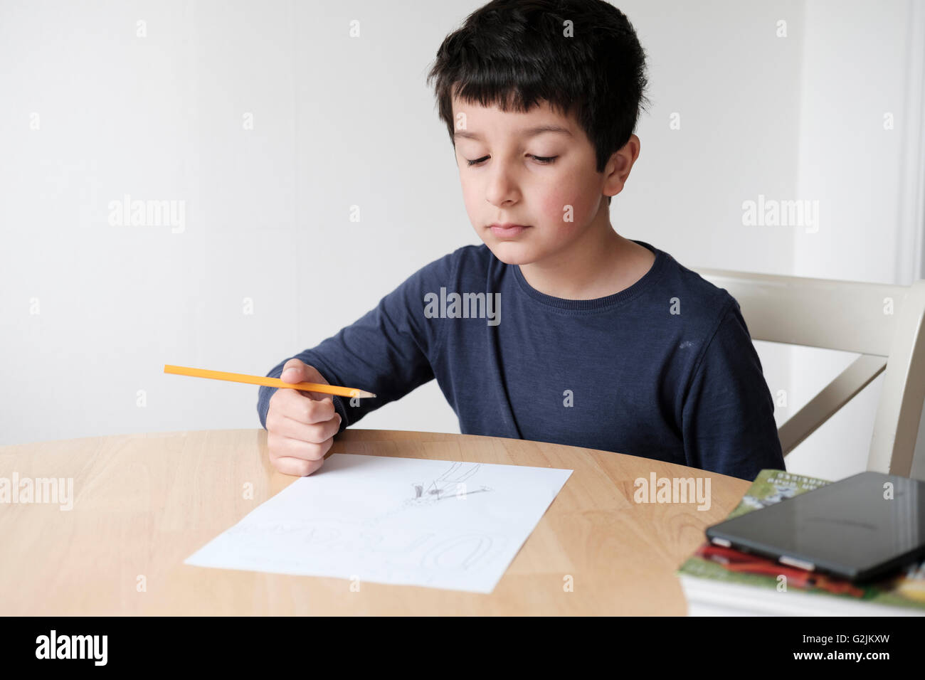 Ragazzo,8 anni , il disegno di una foto Foto Stock