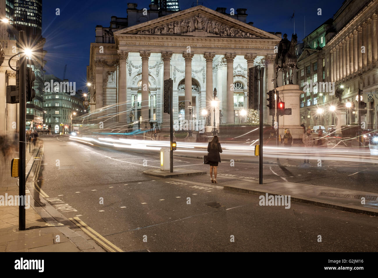 Città di Londra,il Royal Exchange-business donna in attesa di luce rossa Foto Stock