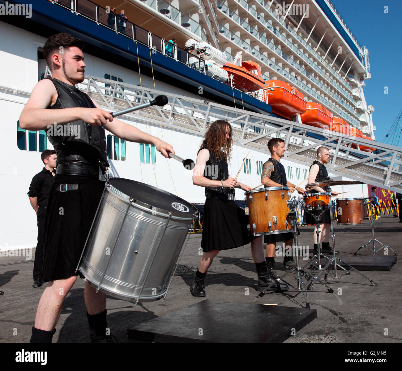 La macchina ha colpito i percussionisti benvenuto Celebrity Silhouette di passeggeri in Irlanda nel porto di Dublino Foto Stock