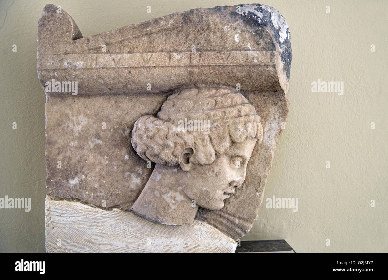 Parte di un sepolcro in marmo pietra di Antica Thera nel museo archeologico di Fira resort, nell isola di Santorini, Cicladi Grecia Foto Stock