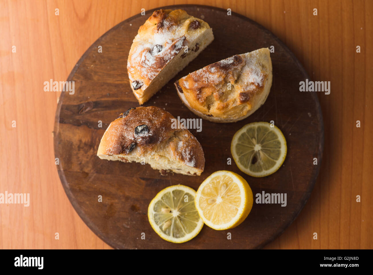 Vista superiore del muffin al limone in coppa e su tavola in legno tabella Foto Stock