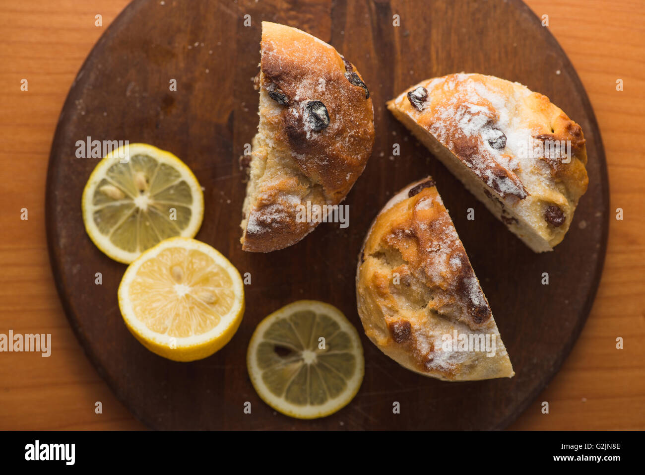 Vista superiore del muffin al limone in coppa e su tavola in legno tabella Foto Stock