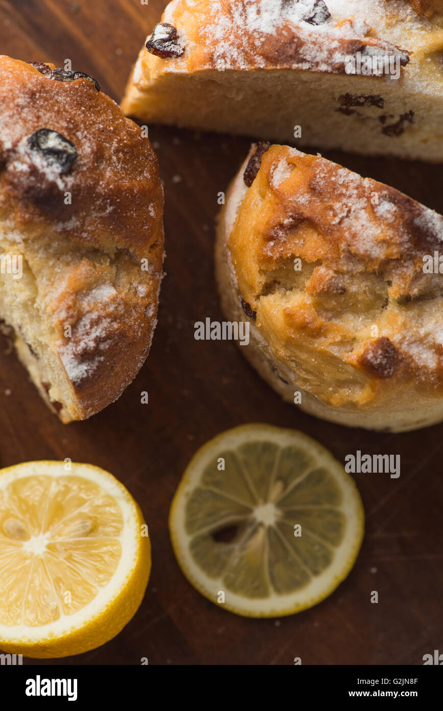 Vista superiore del muffin al limone in coppa e su tavola in legno tabella Foto Stock