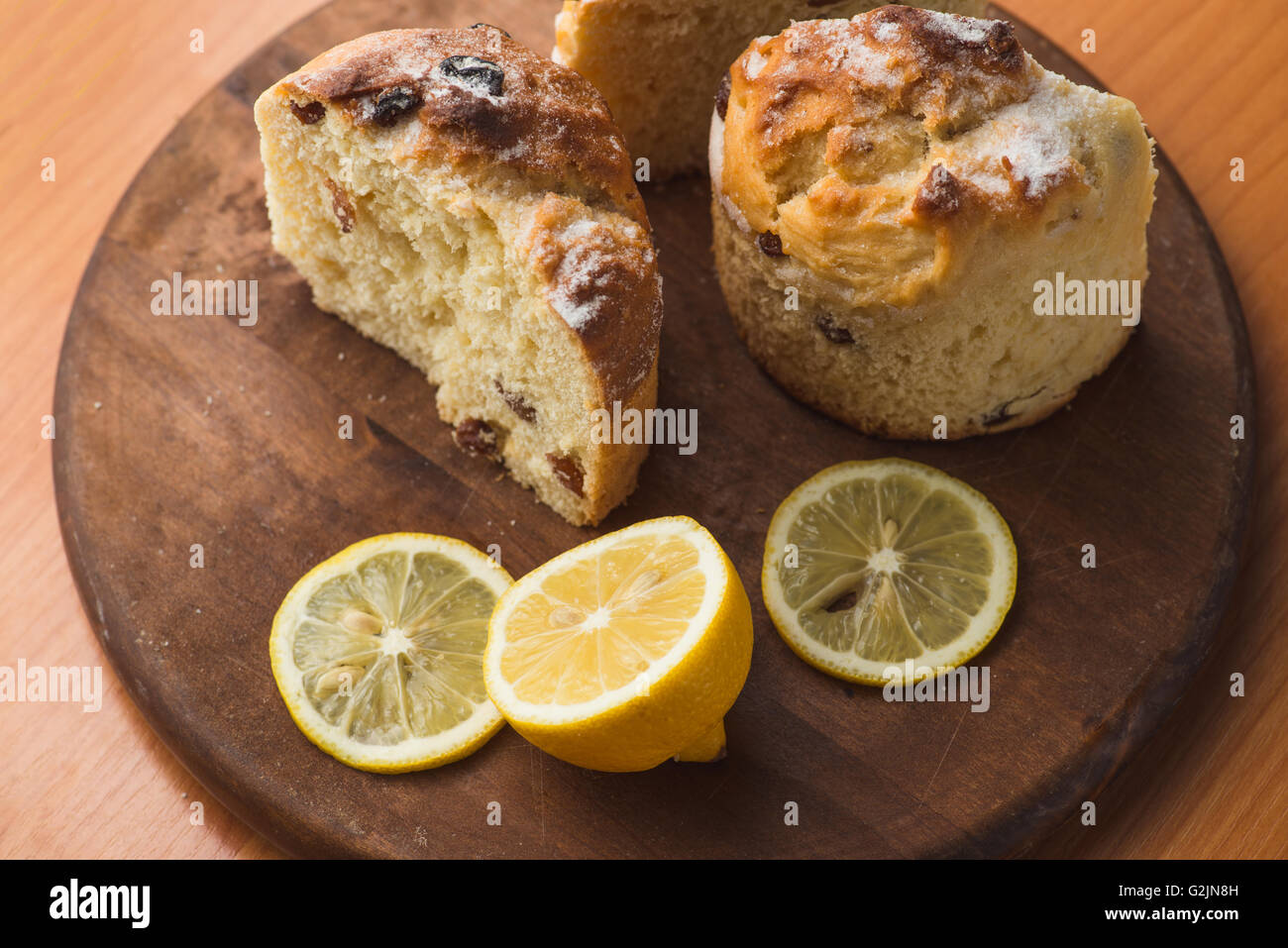 Vista superiore del muffin al limone in coppa e su tavola in legno tabella Foto Stock