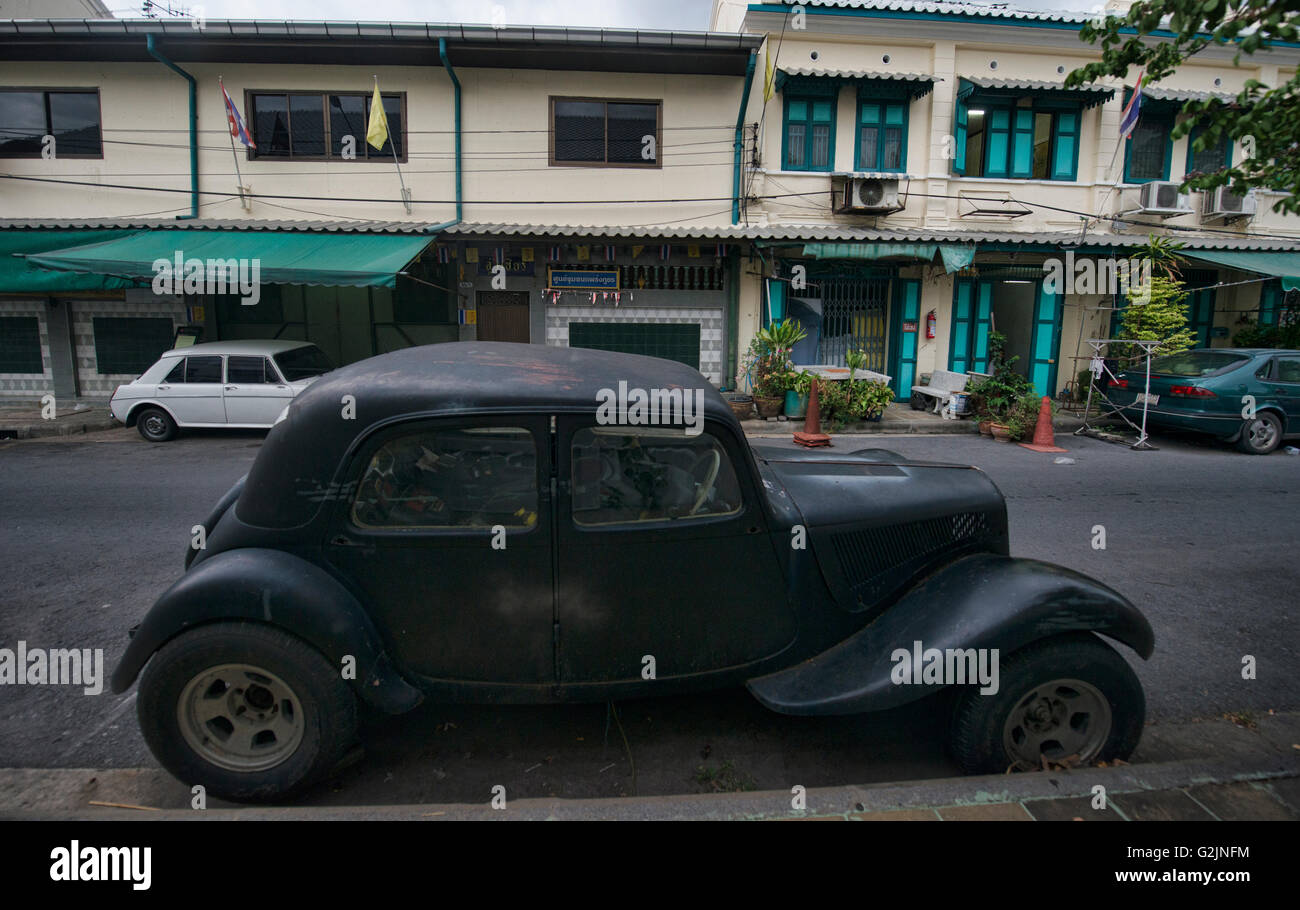 Classica vecchia auto a Phraeng Phuton Square a Bangkok, in Thailandia Foto Stock
