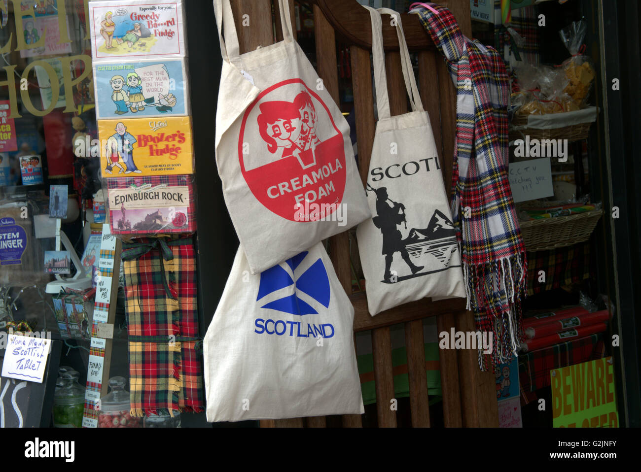 Tourist souvenir shop borse, foulard tartan ware Glasgow, Scotland, Regno Unito. Foto Stock