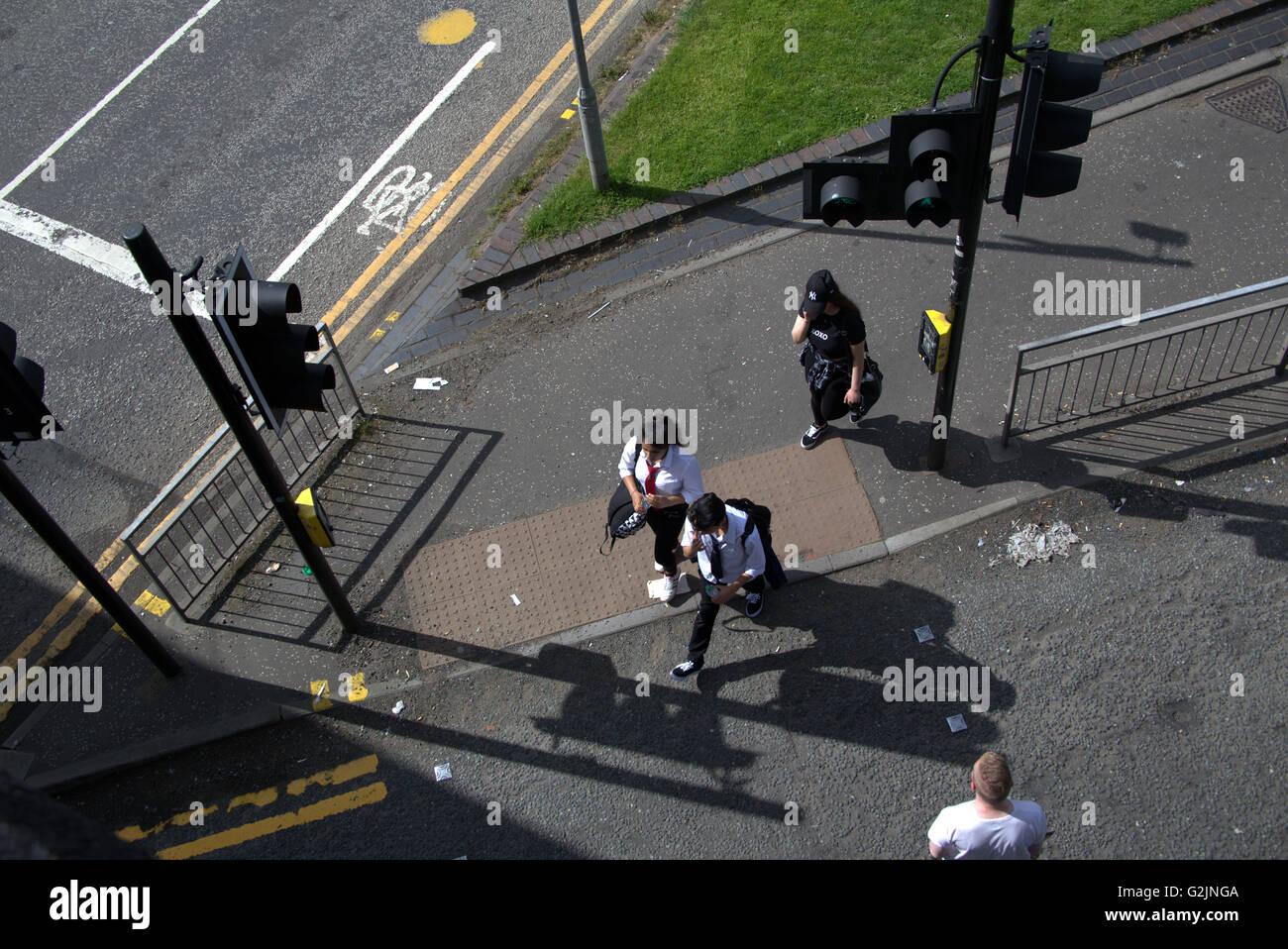 Scolari cross road da sopra al semaforo, Glasgow, Scotland, Regno Unito. Foto Stock
