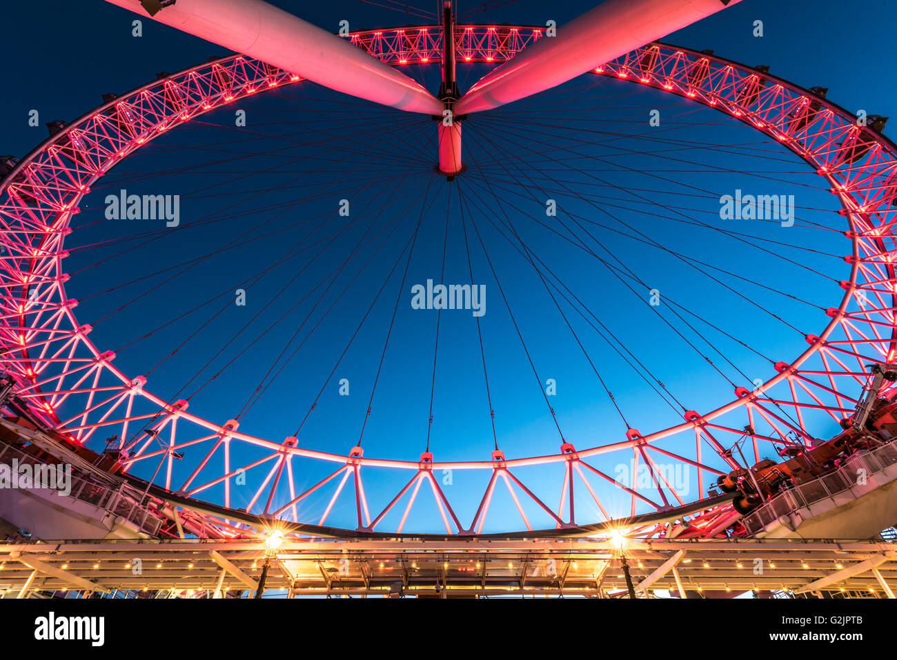 London Eye illuminato nel colore rosso dalla sua attuale sponsor Coca Cola Foto Stock