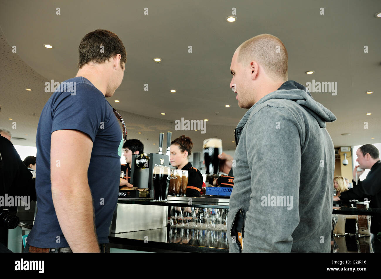 Due giovani uomini godendo di una pinta di Guinness al Gravity Bar all'interno del Guinness Storehouse, Dublino, Irlanda Foto Stock