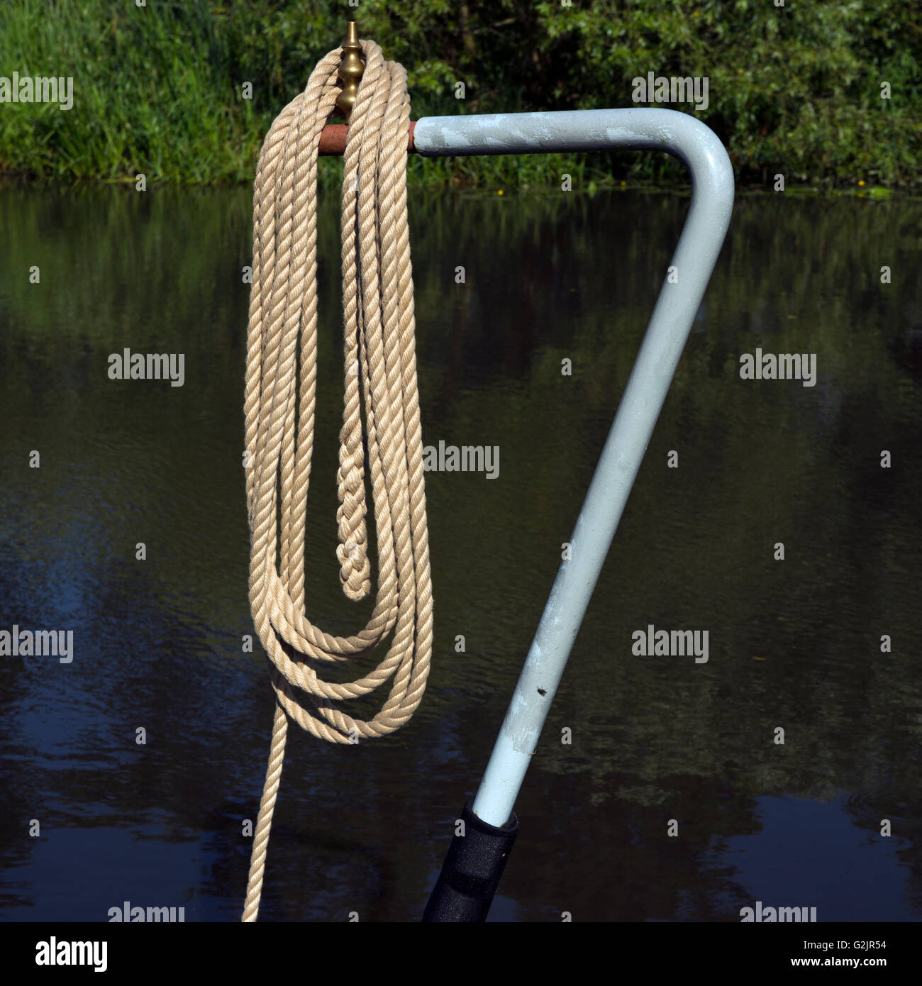 La cima di ormeggio su appeso sul timone di Narrowboat Staffordshire e Worcester canal in tarda estate Cannock Chase Area di eccezionale Foto Stock