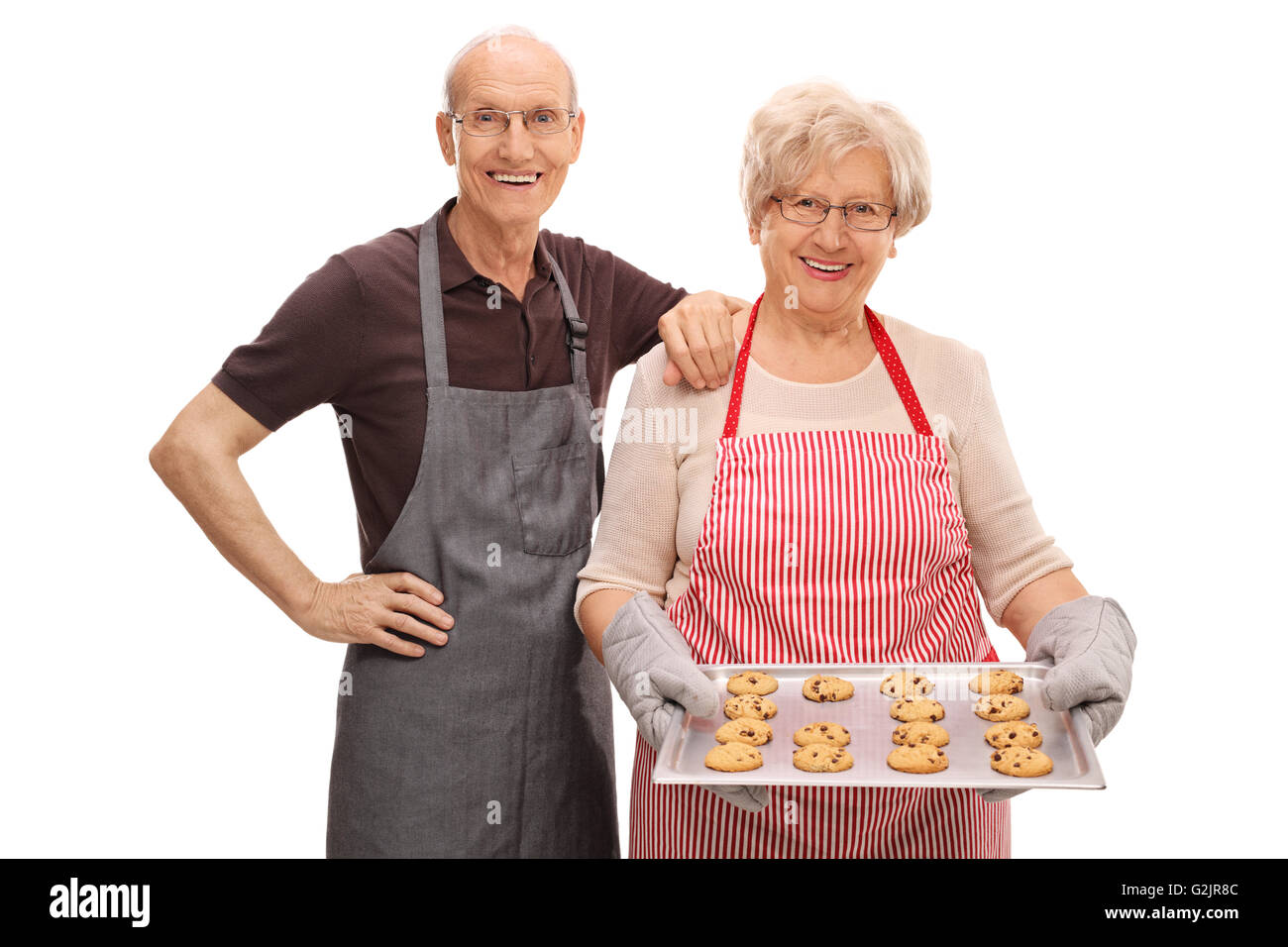 Coppia senior in posa con fatti in casa biscotti con scaglie di cioccolato isolato su sfondo bianco Foto Stock